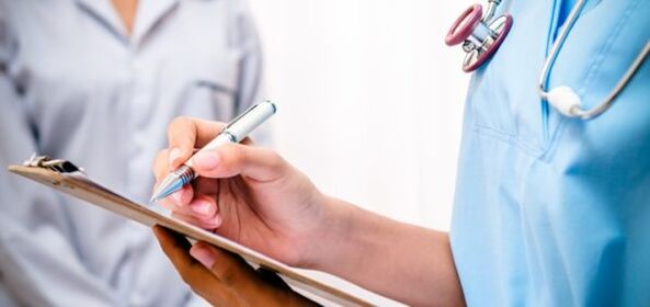 El médico prescribe tratamiento para el dolor lumbar.