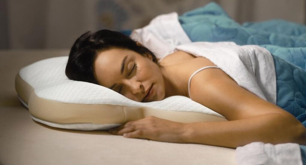 Dormir sobre una almohada ortopédica para la osteocondrosis cervical.