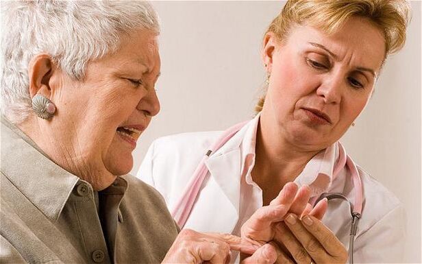 Examen de los dedos para detectar dolor en las articulaciones. 