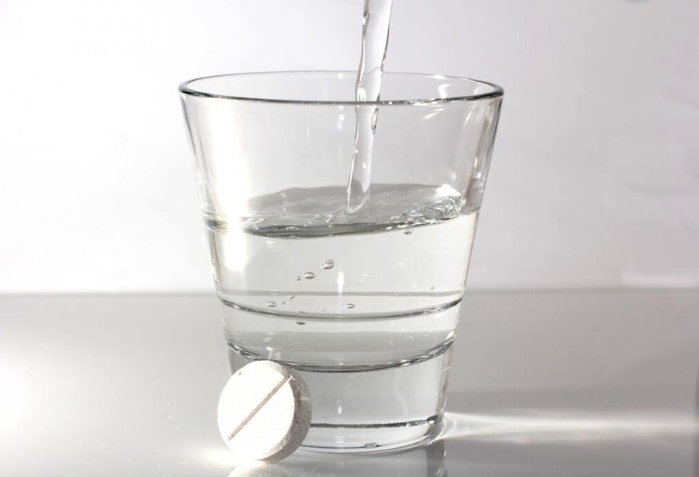 Agua y una pastilla para tratar la osteocondrosis. 