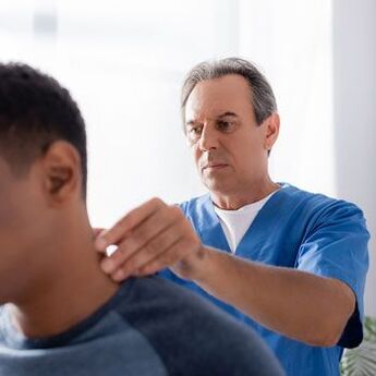El médico realizará un examen de diagnóstico en un paciente con dolor de cuello. 