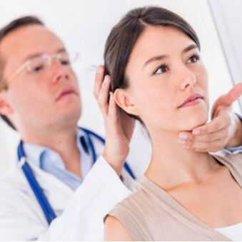 Un neurólogo examina a un paciente con dolor de cuello. 