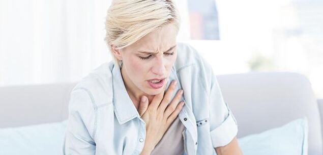 Con pleuresía, enfermedad cardíaca y neuralgia intercostal, el dolor debajo del omóplato izquierdo puede ir acompañado de una falta de aire severa